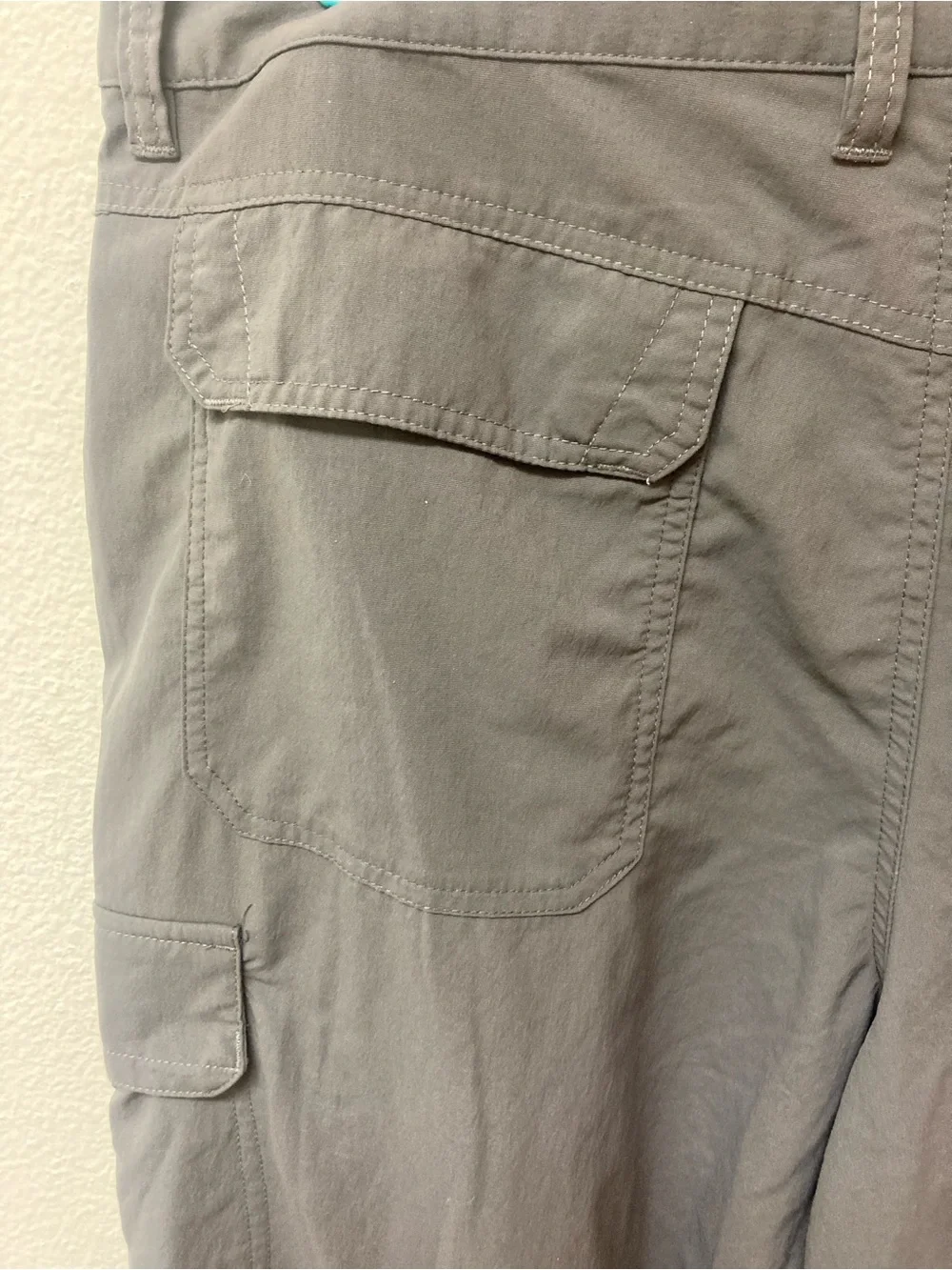 CABELA’S Men’s Charcoal Cargo Darted Knees Pants W38/L30